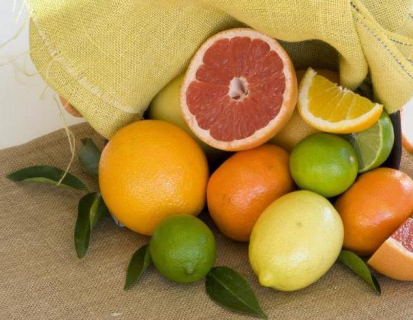 Что входит в цитрусовые фрукты. Апельсин содержит много витаминов. Больше всего в нём витаминов С, Е и РР. Также в апельсине много микроэлементов. В их числе калий, кальций и магний. Ещё в апельсине много пищевых волокон, которые способствуют выведению из
