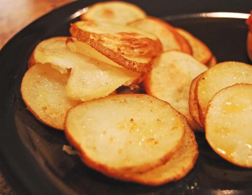 איך לטגן תפוחי אדמה בלי להידבק.  למה תפוחי אדמה נדבקים למחבת?  תפוחי אדמה מטוגנים עם בצל