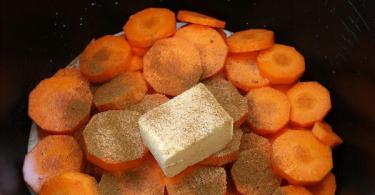 Casseruola di carote in una pentola a cottura lenta