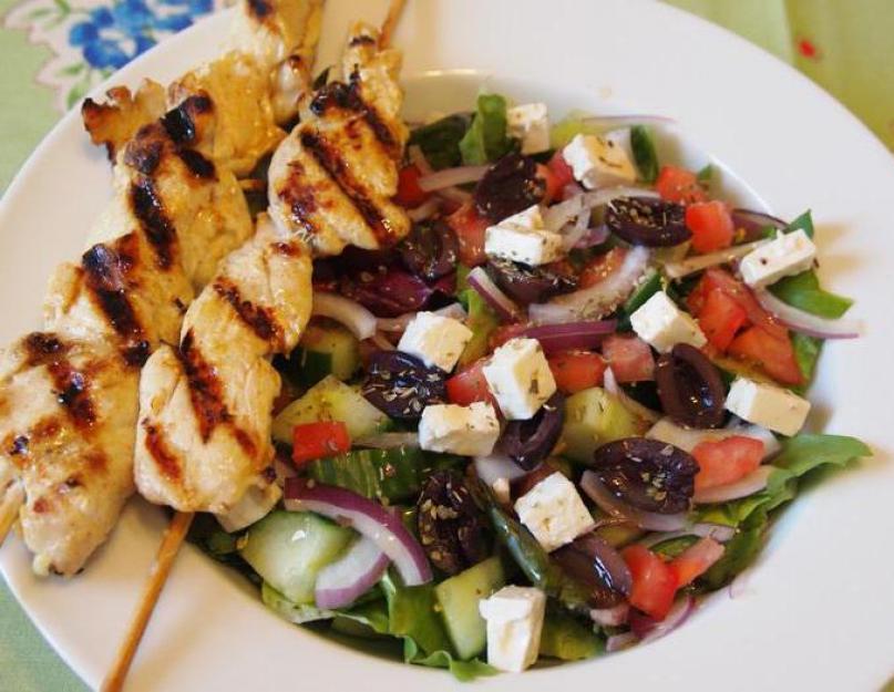 Yunan salatasının kalori içeriği, faydaları ve hazırlanış özellikleri