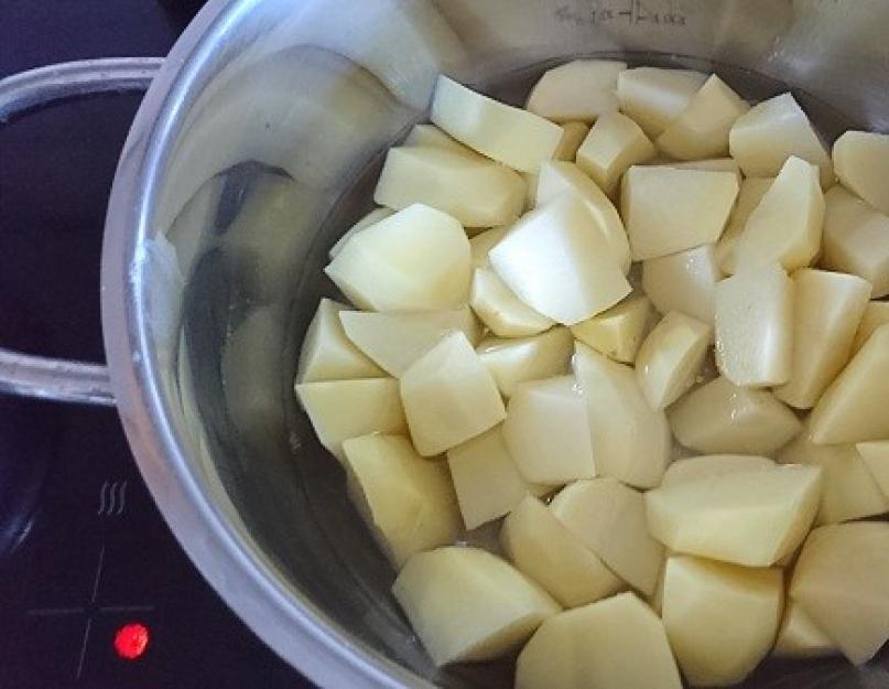 Как вкусно приготовить тушеную картошку с тушенкой. Как потушить картошку с тушенкой