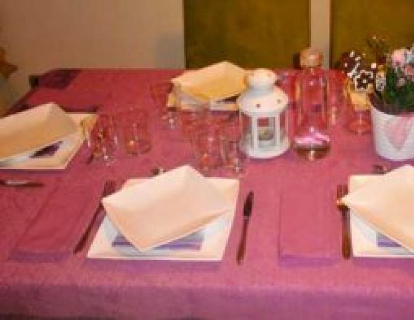 इटली में रात्रिभोज के लिए टेबल सेटिंग।  इटली में एपेरिटिफ़।  सेवा और शिष्टाचार.  हवाईयन टेबल सेटिंग