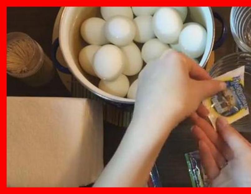 Как красить яйца в луковой шелухе: рецепты с узором и без (Фото). Как покрасить яйца на Пасху: семь самых необычных способов