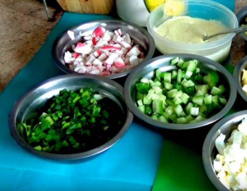 Салат из крабовых палочек состав продуктов. Крабовый салат с фасолью и мидиями. Процесс формирования вкусного блюда