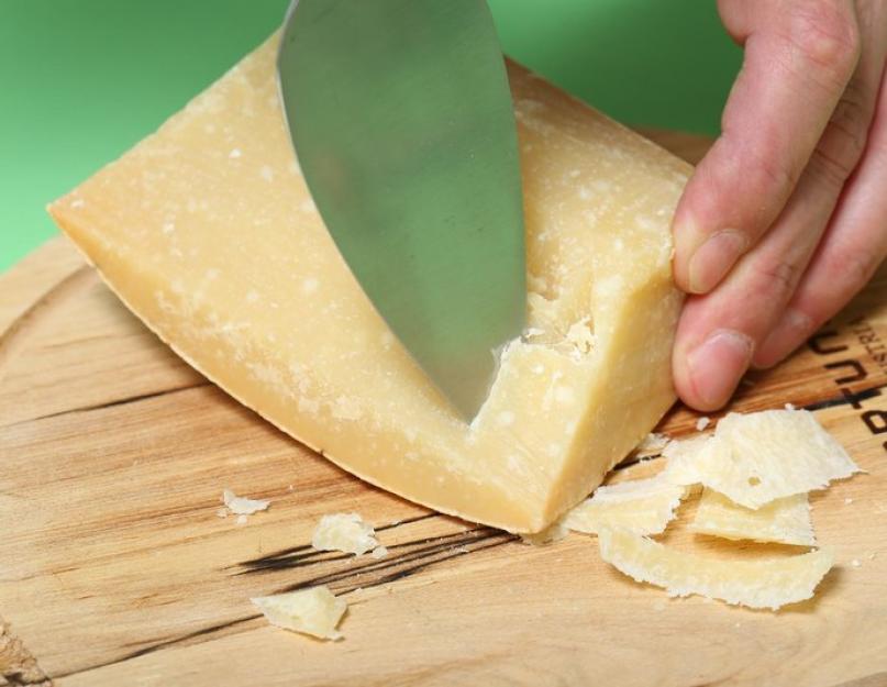 Fabriquez votre propre couteau à fromage.  L'équipement est conçu pour la découpe en portions et la découpe à poids fixe de fromages à pâte mi-dure et à pâte dure de différents formats : carrés, cylindriques, ronds.