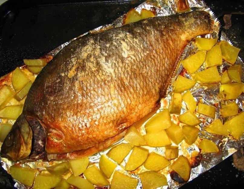 Paano gumawa ng bream sa oven sa foil.  Bream na Inihurnong sa Oven (5 Recipe).  Inihurnong bream sa foil nang buo at may kaliskis