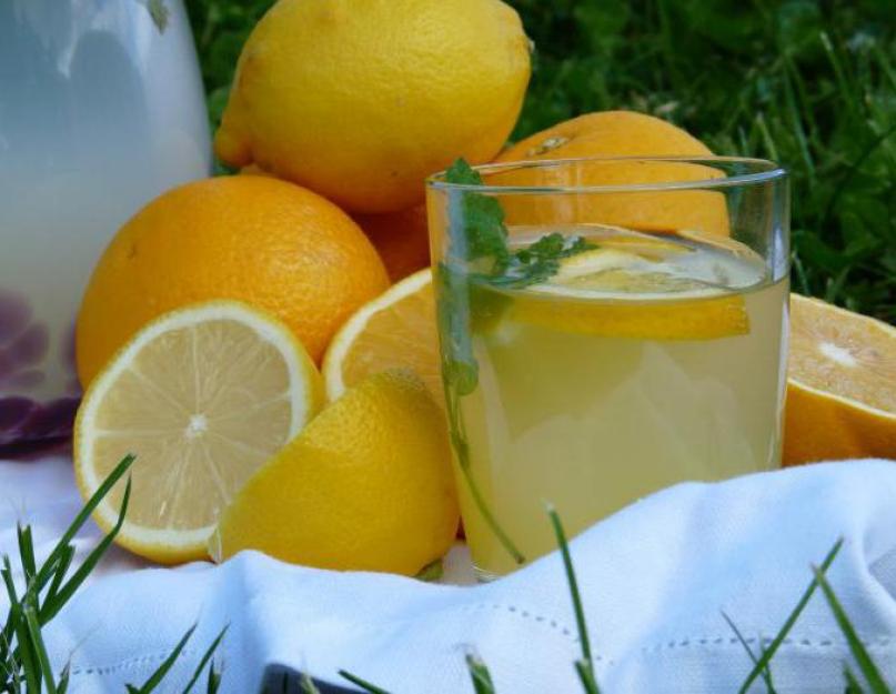 Освежающий напиток из лимона и мяты. Домашний лимонад из лимона с мятой, апельсинами