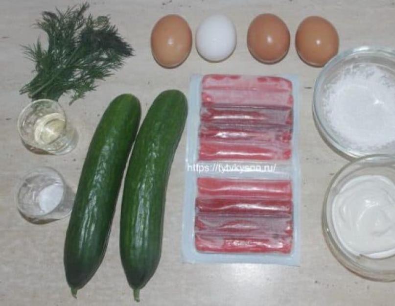 Salade de crêpes aux œufs et bâtonnets de crabe.   Salade de bâtonnets de crabe, crêpes aux œufs et légumes