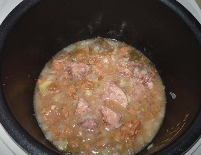 Макароны с фаршем в мультиварке редмонд. Макароны с тушенкой 200 грамм. Вермишель с тушенкой и грибами. Макароны с тушенкой в мультиварке. Полкило вареных макарон.