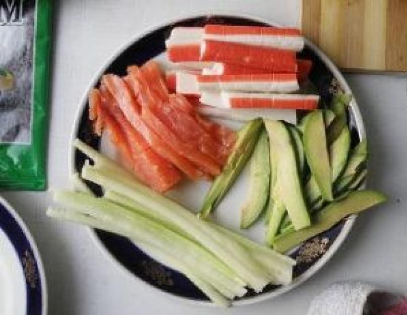 Урамаки-суши с кунжутом и креветками. Роллы с кунжутом