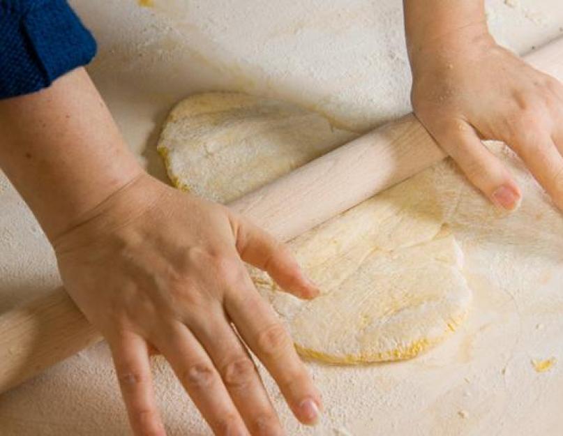 Préparation de la pâte à lasagnes.  Comment réaliser avec une machine à pâtes ?  Lasagne de poisson au saumon