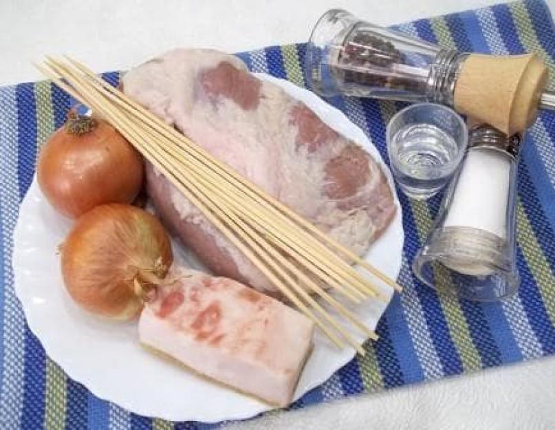 Comment cuisiner du shish kebab trempé à la maison.  Kebab appétissant avec des pommes de terre au four.  Kebab juteux sur des brochettes sur une plaque à pâtisserie