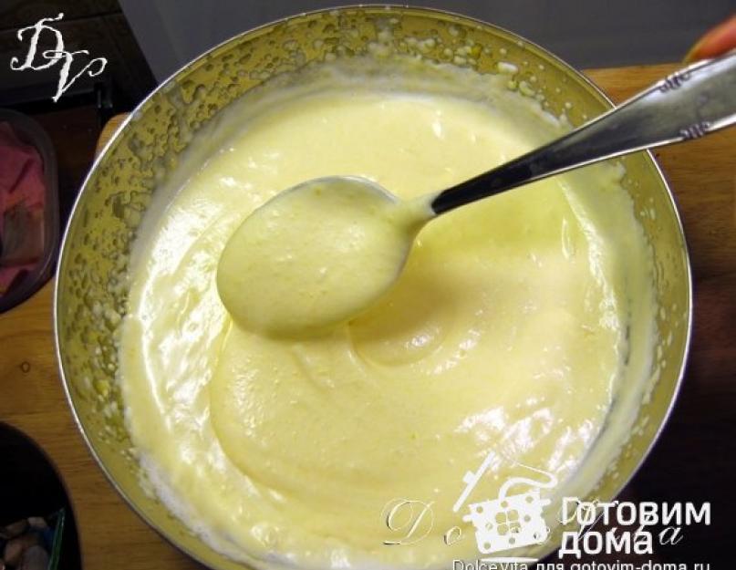 Gâteau aux cerises et soufflé à la crème sure.  Un gâteau simple et très savoureux - le soufflé au caillé aux cerises.  Juste un repas !  Faire de la crème caillée