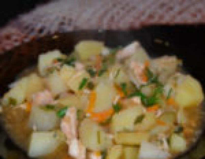 Тушеная куриная грудка с овощами и картофелем. Тушёная картошка с курицей в кастрюле. С куриным филе