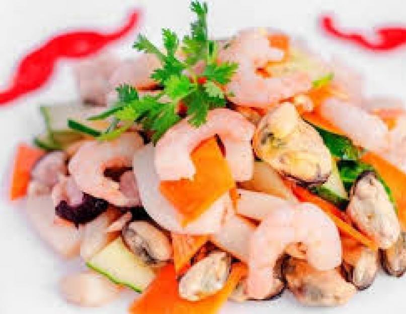 «Морской» салат - креветки, кальмары, крабовые палочки. Салат 