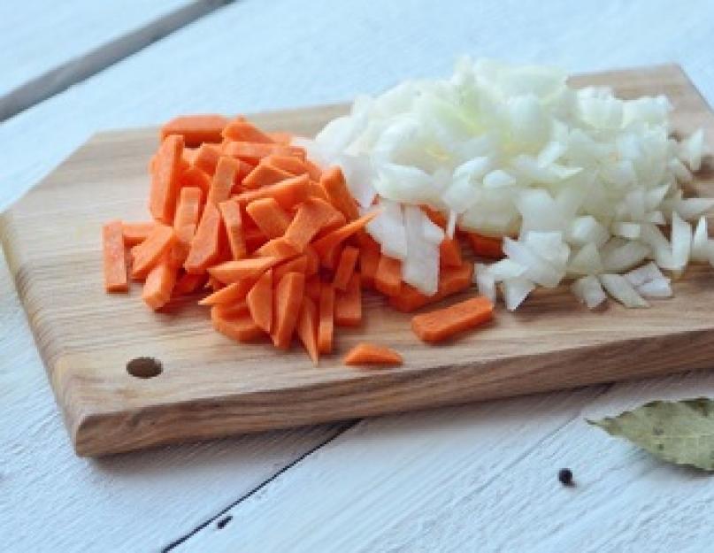 Riz avec de la viande dans une mijoteuse.  La viande de porc et le riz moelleux dans une mijoteuse sont une recette simple de deuxième plat pour tous les jours.  Soupe épaisse de riz, viande et légumes dans une mijoteuse