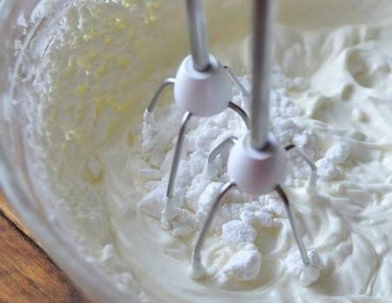 Как сделать вкусный сметанный крем для торта. Как загустить в домашних условиях крем из сметаны. Сметанный крем со сгущённым молоком