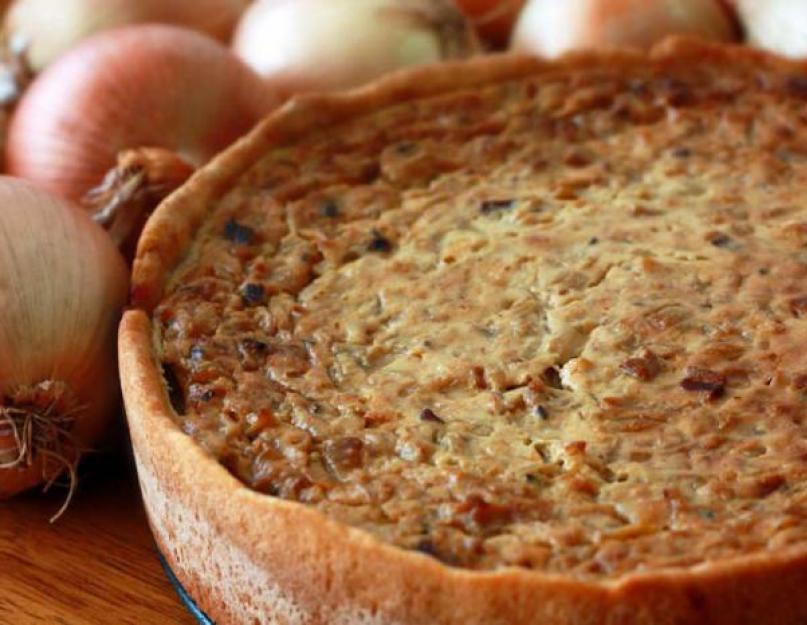 Tarte ouverte aux oignons.  Ingrédients pour une délicieuse tarte.  Tarte à l'oignon dans la cuisine ukrainienne