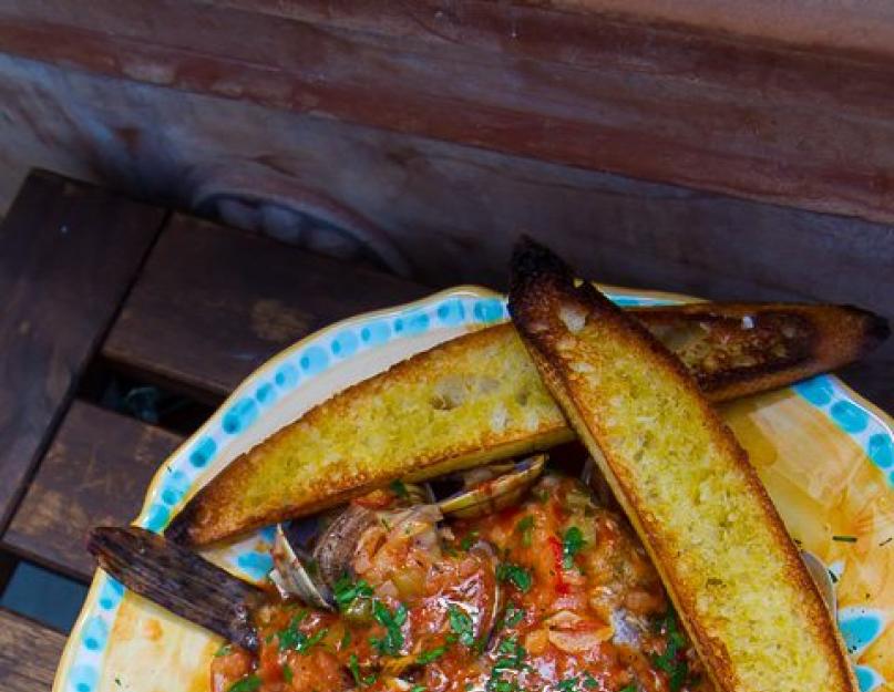 Морская рыба тушеная в томате. Жареная рыба с луком в томатном соусе. Тушеная рыба в томате