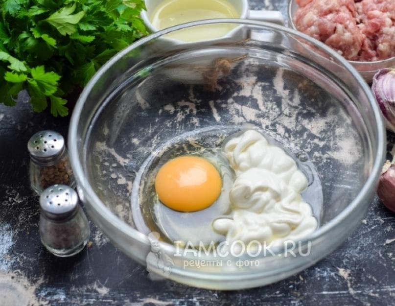 Cocotte à base de courgettes, carottes et pommes de terre hachées.  Casserole de courgettes avec viande hachée dans une mijoteuse.  Une simple cocotte de courgettes avec de la viande hachée et des pommes de terre au four