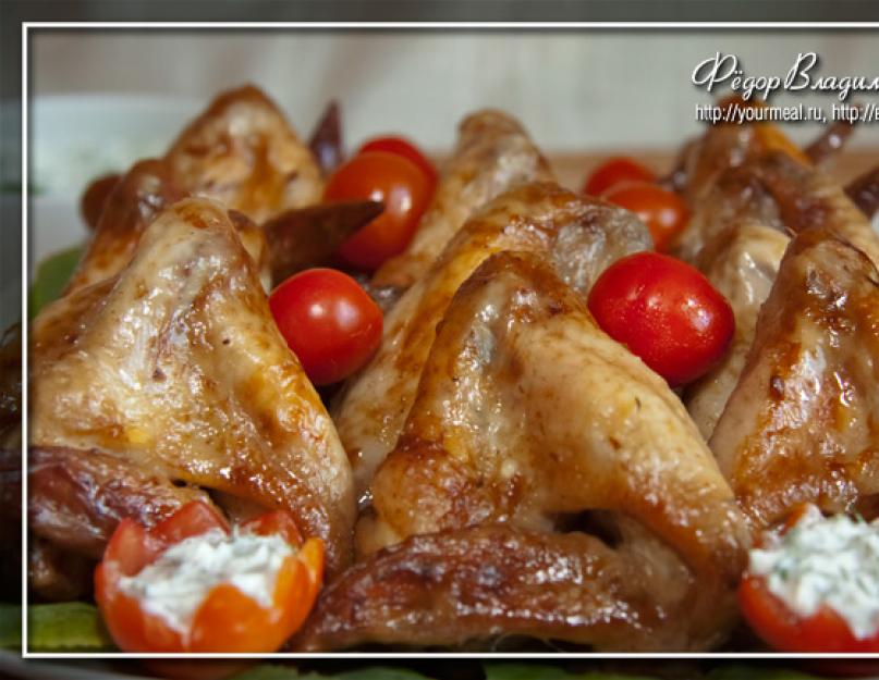 Hvor lang tid tager det at bage kyllingevinger i ovnen?  Sådan bager du lækkert krydrede kyllingevinger.  Kyllingevinger i honning-hvidløg-sojasauce