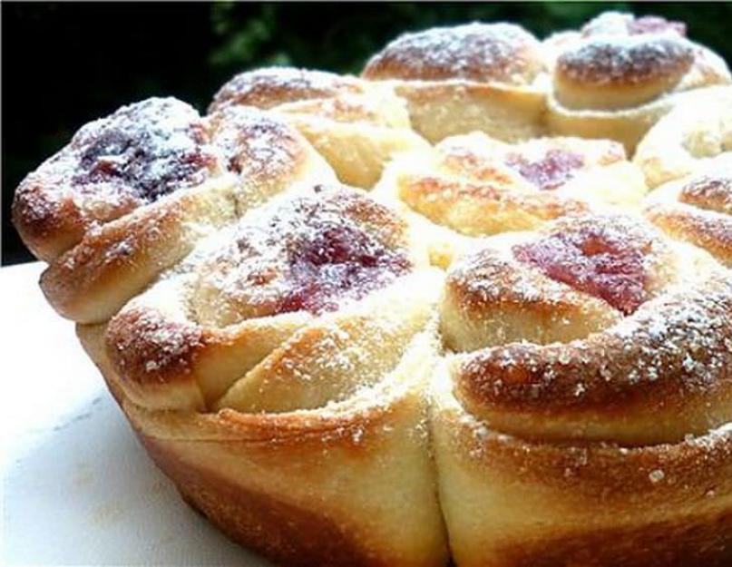 Comment faire des petits pains tressés à partir de pâte.  Comment faire joliment des petits pains à partir de pâte levée.  Produits de boulangerie faits maison fourrés