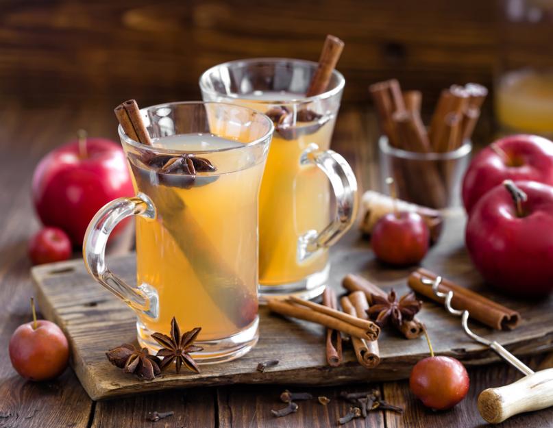 Boissons alcoolisées chaudes - grog, vin chaud blanc, punch aux pommes, café irlandais, bière chaude.  Punch aux pommes Punch aux pommes