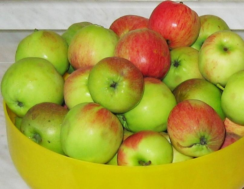 Confiture de pommes transparente pour l'hiver.  Confiture de rhubarbe aux pommes.  Délicieuse confiture de pommes au sirop ambré clair au citron