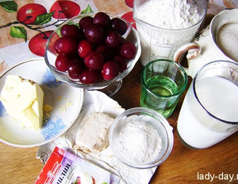 Bagels aux cerises à base de pâte levée.  Bagels aux cerises à base de pâte levée Pâtisseries sucrées aux cerises bagels en conserve