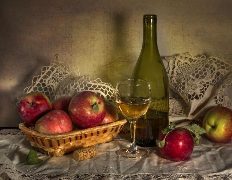 Vin de compote de pommes maison.  Comment faire du vin fort fait maison à partir de pommes aigre-douces.  Recette pour faire du vin de pomme maison