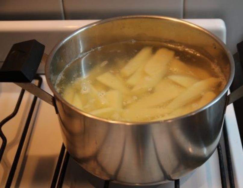 Запеченная нарезанная картошка в духовке. Оригинальная закуска из картошки на противне в духовке – «Персик». Картофельный рулет с грибами