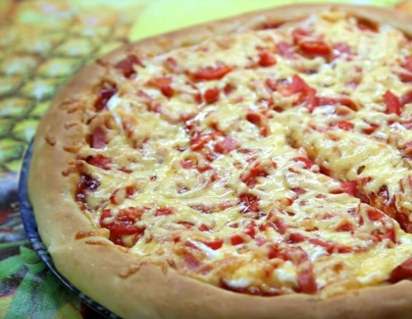 Пицца рецепт начинка с колбасой и сыром. Начинка для пиццы с картошкой. Рецепт пиццы с колбасой и сыром под названием «Пикантная»
