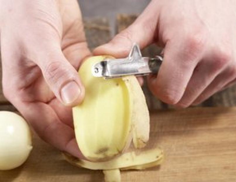 Как чистить картошку ножом. Как быстро почистить картошку при помощи подручных средств. Как проще всего почистить молодую картошку