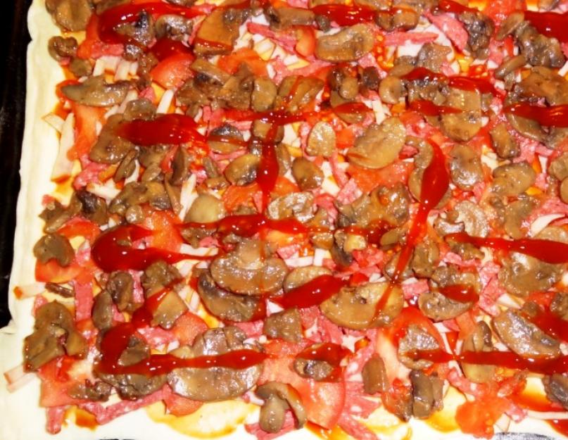  Пицца на слоеном тесте с колбасой
