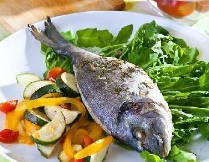 Comment faire mijoter du poisson avec des légumes au four.  Ragoût de poisson aux légumes - les meilleures recettes pour toute la famille.  Poisson mijoté à la tomate avec des légumes dans une poêle