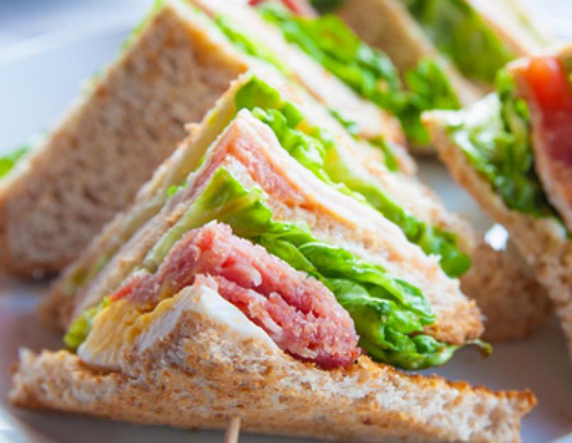 Les sandwichs sont insolites et légers.  Sandwichs au sprat et à l'œuf.  Délice festif au hareng et à la tomate