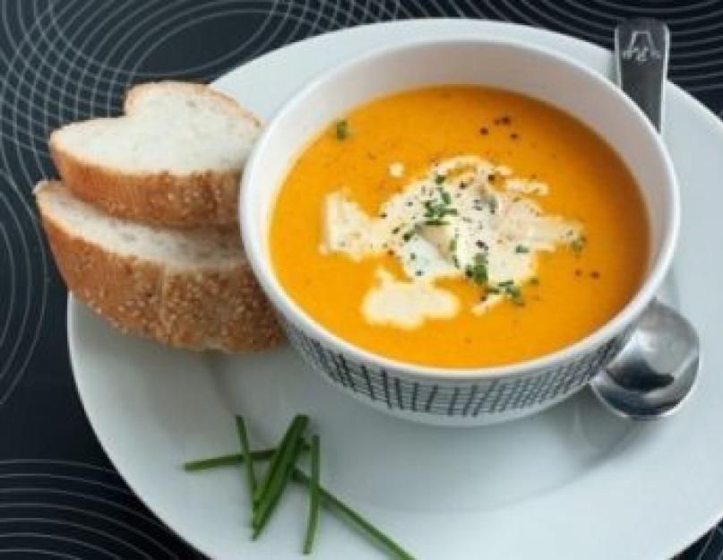 Purée de soupe à la citrouille dans une mijoteuse pour les enfants.  Soupe de citrouille lumineuse dans une mijoteuse.  La soupe au potiron, soigneusement préparée à la mijoteuse ou sur la cuisinière, ravira toute la famille par son goût éclatant.