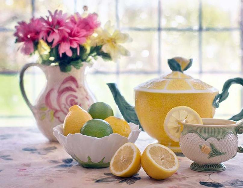 תה עם לימון יחמם אותך בערבי החורף ויביא יתרונות בריאותיים.  תה עם לימון: יתרונות בריאותיים ונזקים האם תה עם לימון טוב עבורך כל יום?
