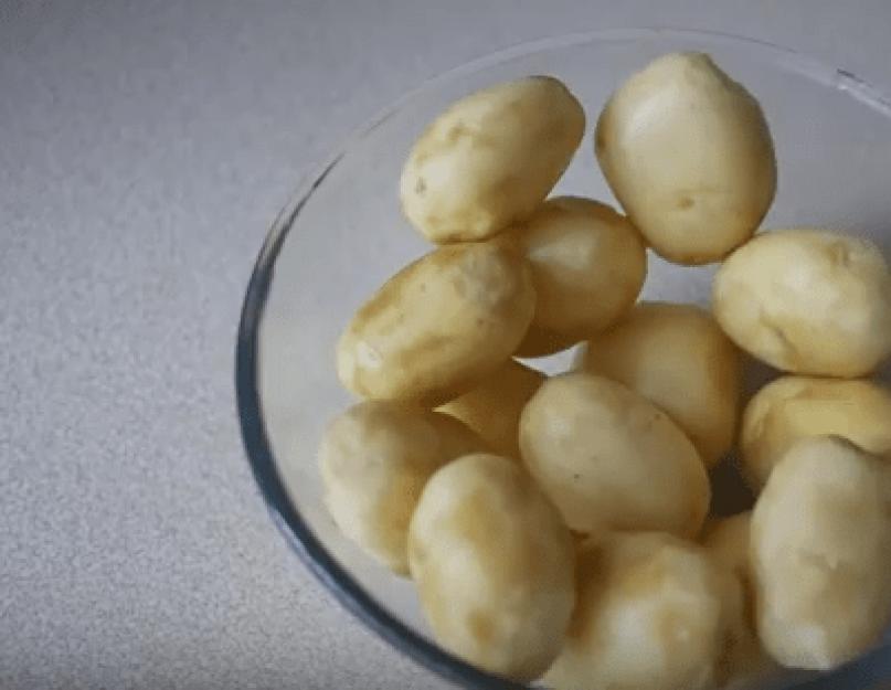 Comment faire cuire des pommes de terre nouvelles entières au four.  Pommes de terre nouvelles en peau, cuites au four avec de l'ail et du basilic.  Recette de pommes de terre nouvelles au four