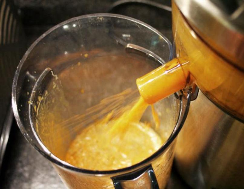 הכנת מיץ משמש בבית.  מיץ משמש לחורף דרך מסחטה.  מיץ משמש עם עיסת לחורף איך מכינים מיץ משמש בסיר מיץ