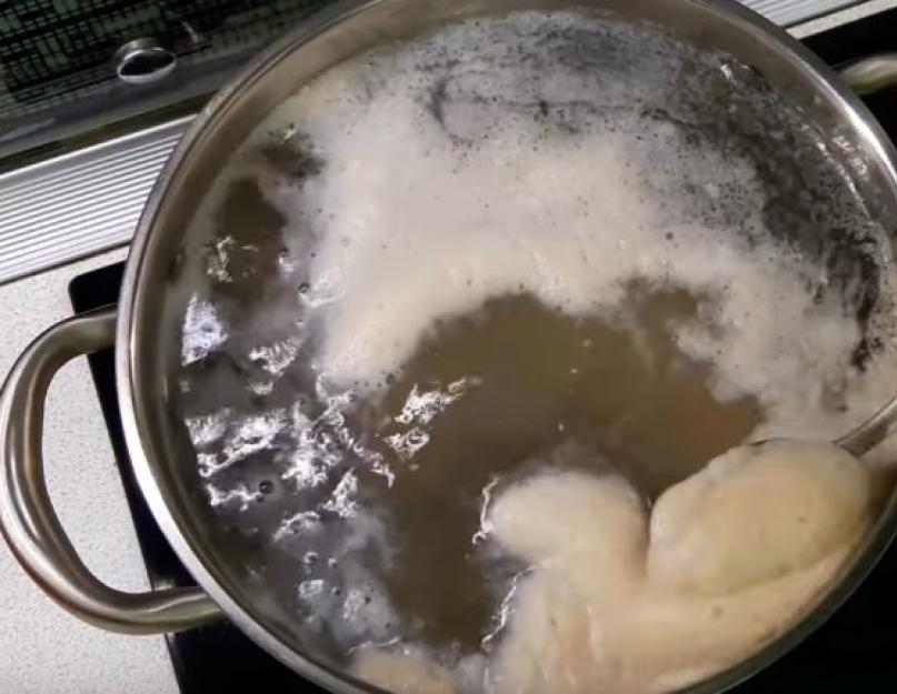 Cuisiner une recette de viande de méli-mélo à la maison.  Soupe de viande Solyanka : recette classique.  Préparation rapide et facile de solyanka avec pommes de terre et viandes fumées