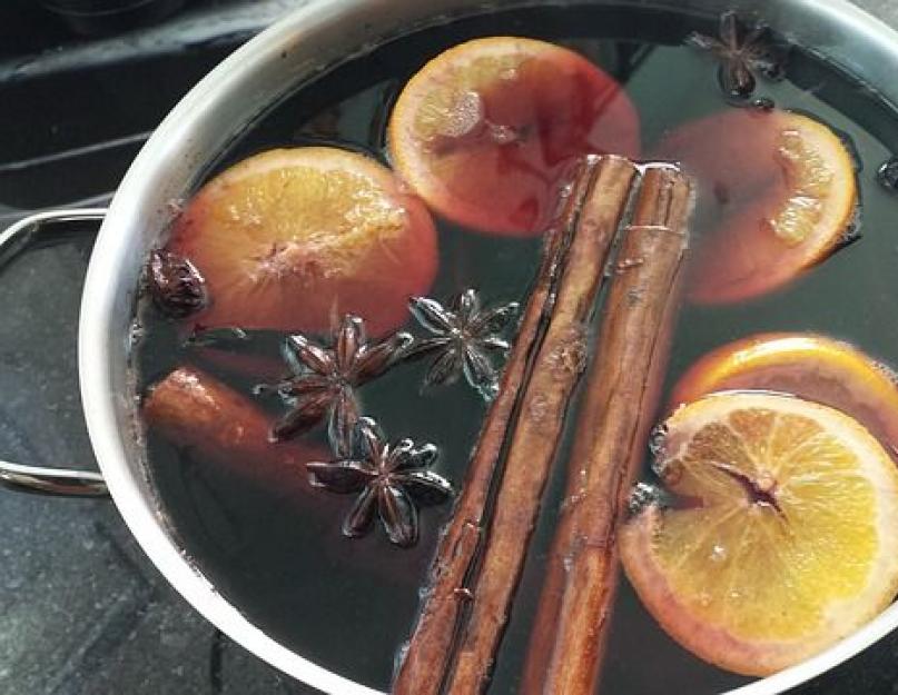 Le grog classique et le vin chaud font la différence entre les boissons alcoolisées.  Grog, vin chaud et punch : trois cocktails réconfortants pour l'ambiance hivernale