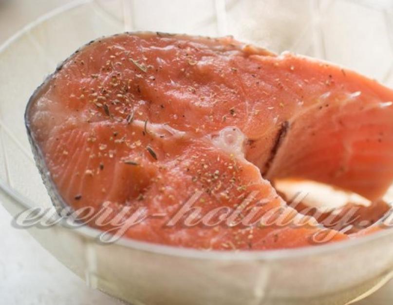 Как запечь стейки красной рыбы в микроволновке. Запекаем семгу: рецепты на любой вкус. Соус из сметаны
