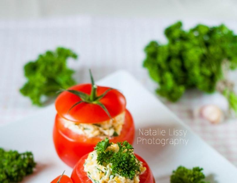 Recette de tomates farcies au fromage fondu et à l'ail.  Comment faire cuire des tomates farcies au fromage et à l'ail selon une recette étape par étape avec photos.  Recette vidéo de tomates farcies au fromage et à l'ail