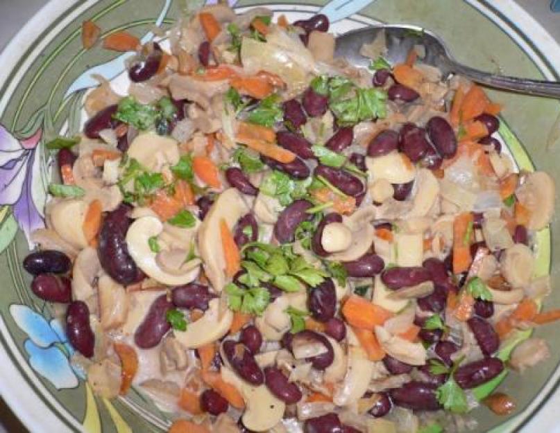 Слоеный салат из фасоли и грибами рецепт. Салат с красной фасолью и грибами. Вкусная закуска с сухариками