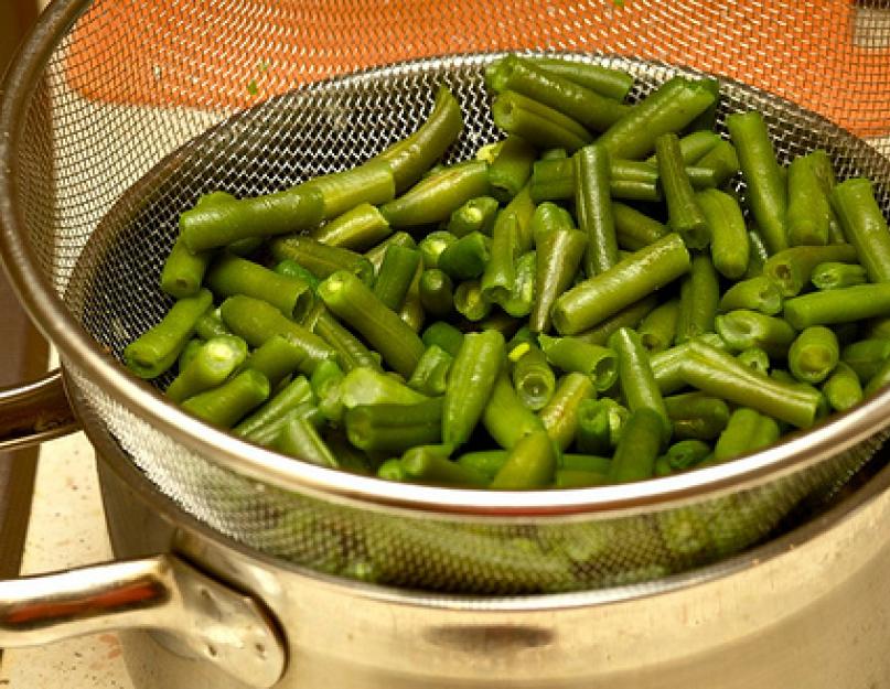 Haricots verts surgelés à la sauce soja.  Haricots verts frits avec œuf et carottes à la sauce soja.  La recette est courte