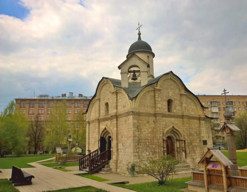 Между церквами. Храм Трифона в Москве на Рижской. Церковь Троицы в Напрудном. Церковь Трифона на Рижской фото. Самый древний храм города Москвы.