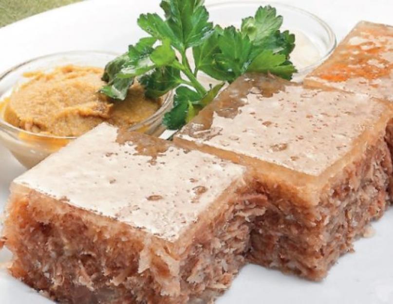 Recette traditionnelle de viande en gelée.  Viande en gelée de poulet dans une mijoteuse.  Viande en gelée de tête de boeuf