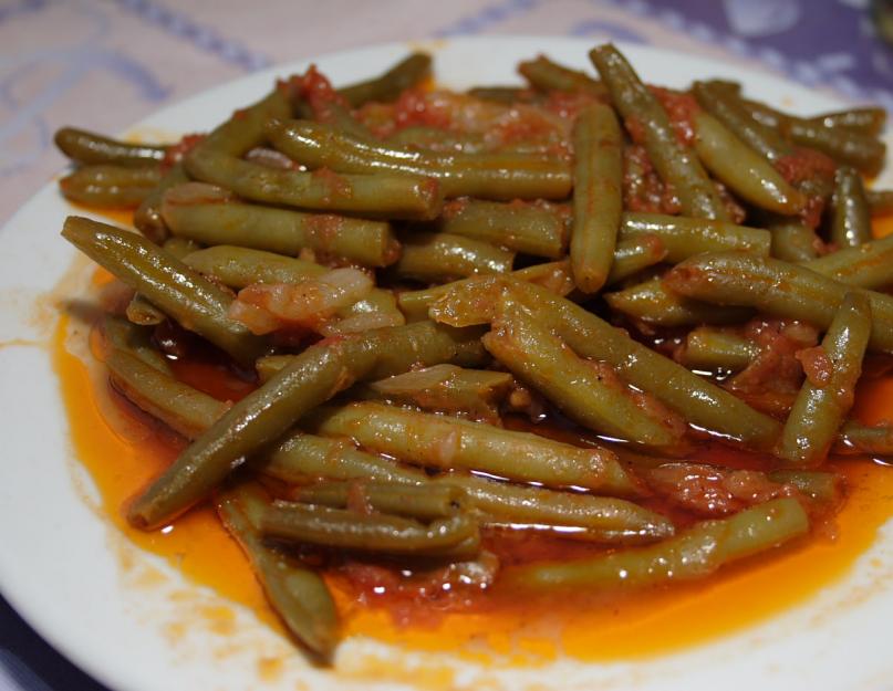 Haricots verts à la sauce tomate.  Haricots verts en conserve à la tomate.  Haricots verts aux tomates fraîches