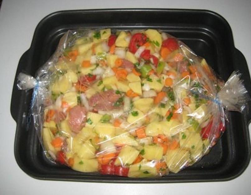 Картошка в рукаве без мяса. Картошка с овощами в рукаве в духовке. Картошка с мясом в рукаве для запекания. Картошка с овощами в рукаве для запекания в духовке. Овощи в пакете для запекания.